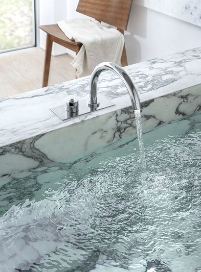 Bk7 One-Handle Mixer With Swivel Spout For Bath Filling.