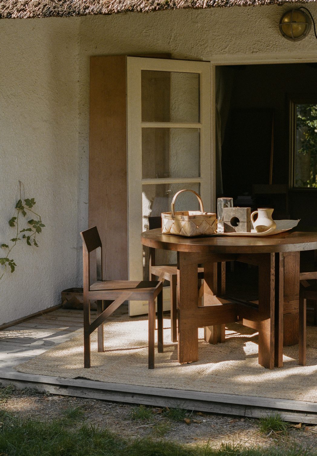 Farmhouse Trestle Table | Dark Oak | Round | 120 Ø | FRAMA